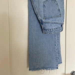 Jeans från zara - Vida jeans från zara, storlek 38. Rå kant nertill, ljusblå tvätt