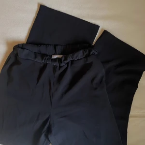 Straight Black Pants - Fina svarta långa byxor som sitter fint på 36/38 kroppar. Inget fel på dem alls, dem sitter även högmidjat och är långa i benen. 