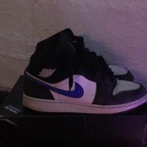Säljer eller byter mins jordan 1 mid  - Säljer eller byter mina jordan 1 mid storlek 39 kan försöka tvätta dem innan jag säljer kan mötas Halmstad❤️❤️❤️