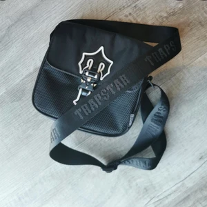 Trapstar väska - Har både röd o hel svart, vill bli av med de för att de passade inte mig så försöker sälja dom helt nya nästan, den kostar runt 1700-2000 men vill bli av med dom snabbt(äkta)🧑🏻‍🎤