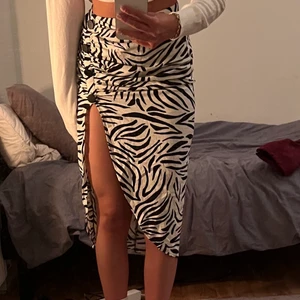 zara kjol  - super fin zara kjol max använd en gång st s 