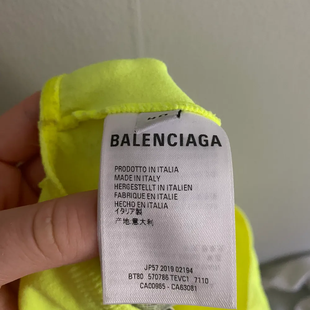 Snygg funktions t-shirt från Balenciaga, köpt på ABCD i göteborg, strl 40, sitter som S, neongul. Toppar.