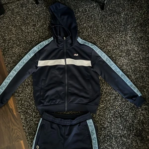 FILA Set - Säljer nu detta pågrund av att det inte används. Det är verkligen SUPERSNYGGT! Men som sagt så kommer det inte till användning.   Nypris ca 1300kr.  Fler bilder finns! Pris kan även diskuteras.  