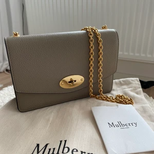 Mulberry Darley S - Solid Grey - Väskan är i nyskick, den är inköpt i februari och är sparsamt använd. Nypris 7 090 kr, mitt pris 6 000 kr.