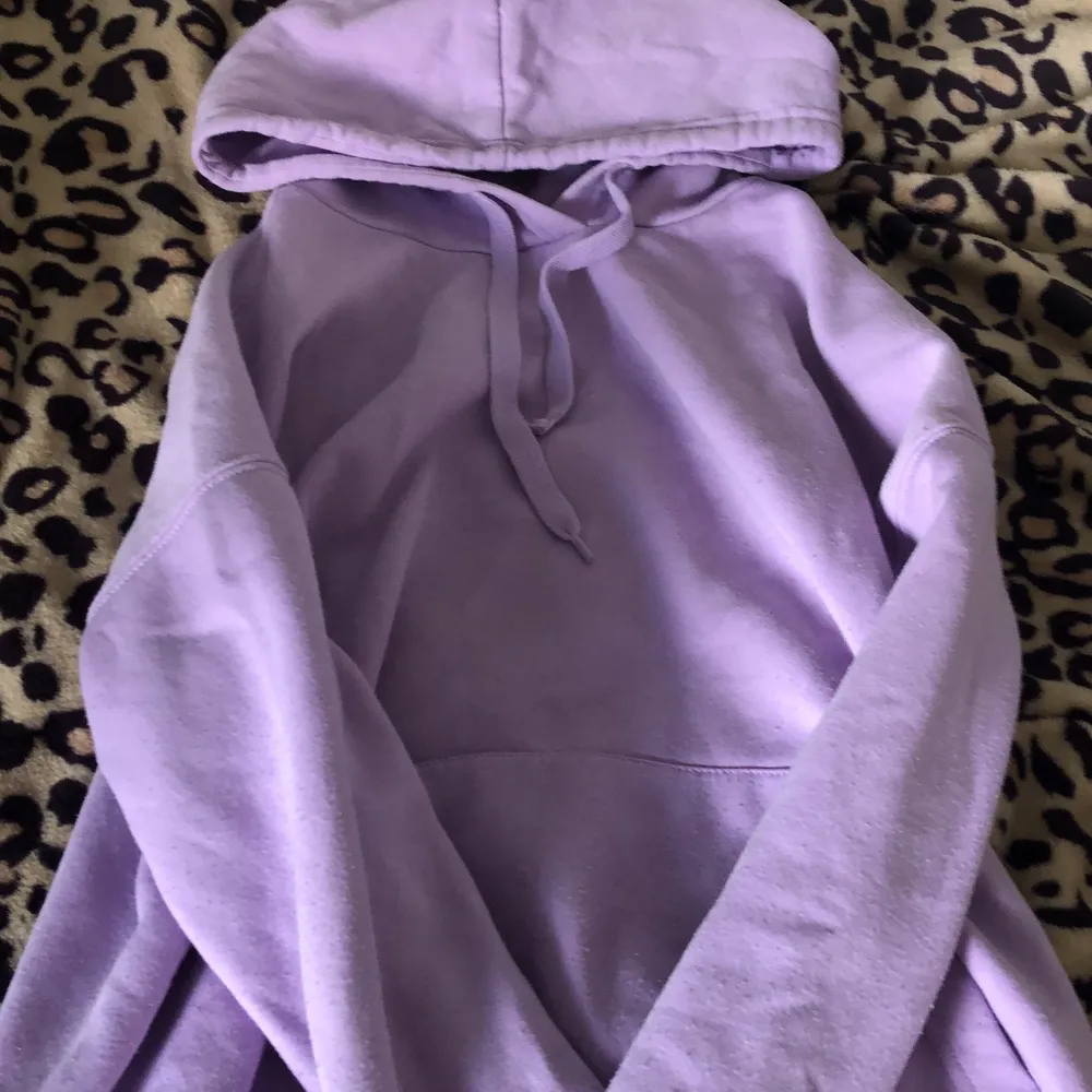 Säljer denna snygga lila hoodien som är för stor, den är overzized. Kontakta om du är intresserad. Köpare står för frakt 💜 . Hoodies.