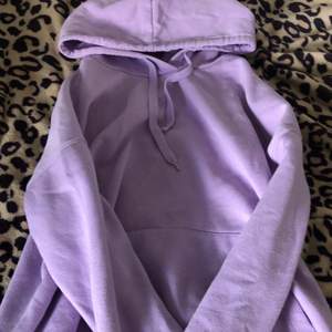Säljer denna snygga lila hoodien som är för stor, den är overzized. Kontakta om du är intresserad. Köpare står för frakt 💜 