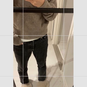 Weekday jeans - Säljer dessa så fina jeans ifrån weekday. Jag skulle säga att de är midrise. De säljs inte på hemsidan längre då jag köpte de innan julen. Säljer då de inte  kommer till användning❤️ köpte för 400kr Är i storlek 25/28 vilket passar 36.