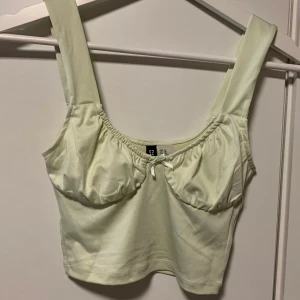 Mintgrön topp - Pris sänkt nu! Denna toppen är så galet gullig! Toppen sommartopp! Den är från H&M, denna färgen är slutsåld. Säljer pga ur min ”comfort zone” och därför också endast använd 1 gång! Nypris: 149kr. Pris kan diskuteras vid snabbt och seriöst köp! 