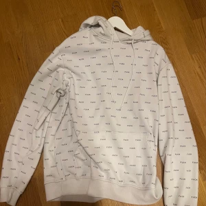 Vit f*ck hoodie  - Hej säljer denhär vita hoodin med trycket ”fuck” över hela hoodin. Den passade inte. Pris + 66 kr frakt 