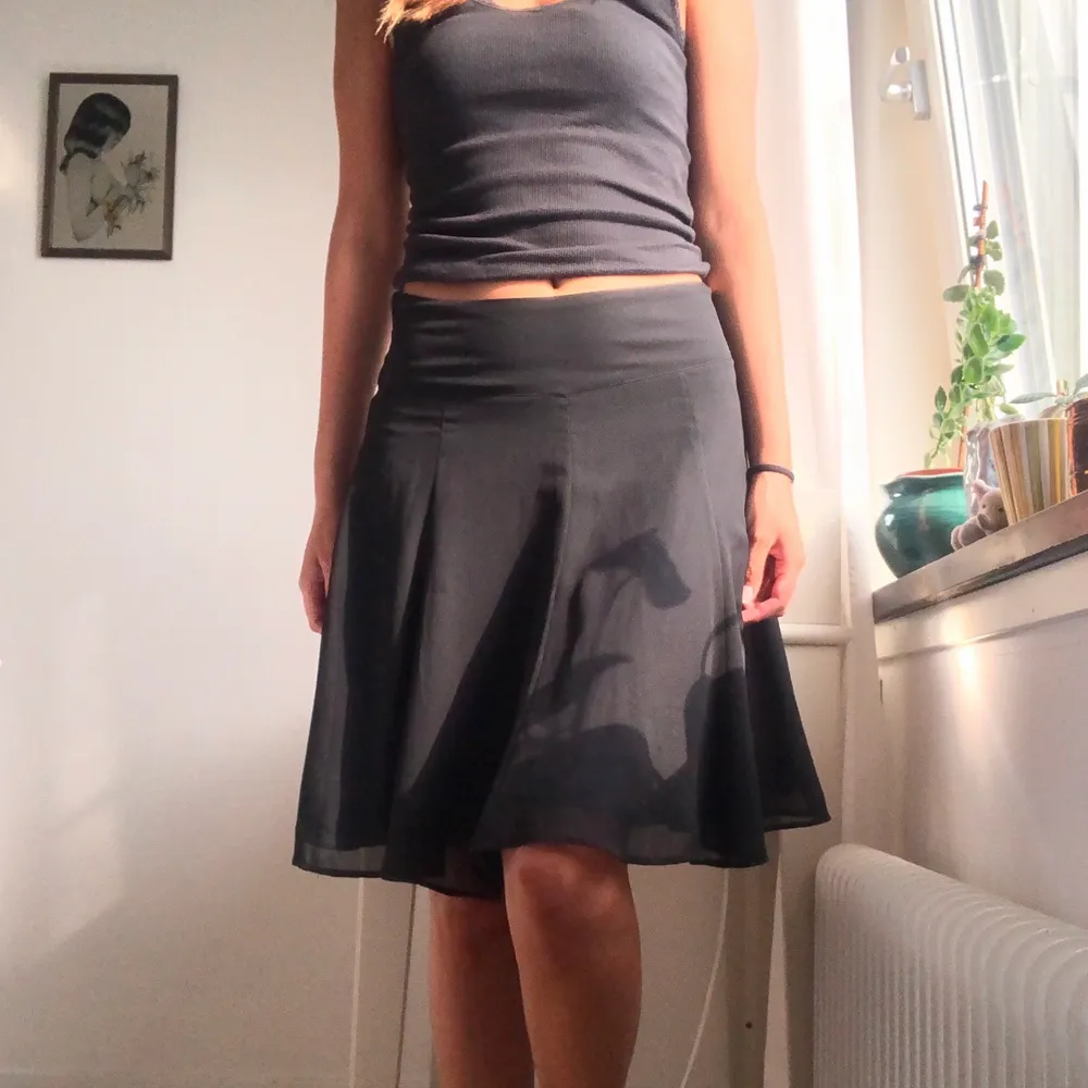 H&M vintage kjol i svart med dragkedja, lite låg midjad och luftig! Passar även str 38🌾. Kjolar.