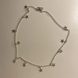 Halsband med stjärnor, helt oanvändt. Inte i äkta silver men okej kvalitet!🌟