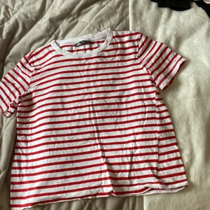 T-shirt  - Randig T-shirt från zara. Köpt för ett år sedan men säljer då den aldrig kommer till användning. Storlek s. Väldigt bra skick!