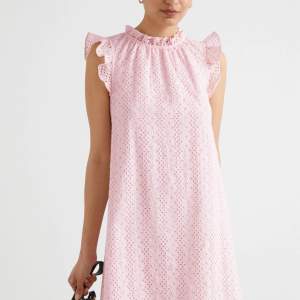 Helt oanvänd &other stories klänning i modellen Frilled Broderie Anglaise Mini Dress, prislapp kvar. Verkligen perfekt sommarklänning i en så fin rosa färg. Tyvärr aldig använd pga inte min stil samt för stor. Köpt i storlek 38/m.  Nypriset ligger på 690.