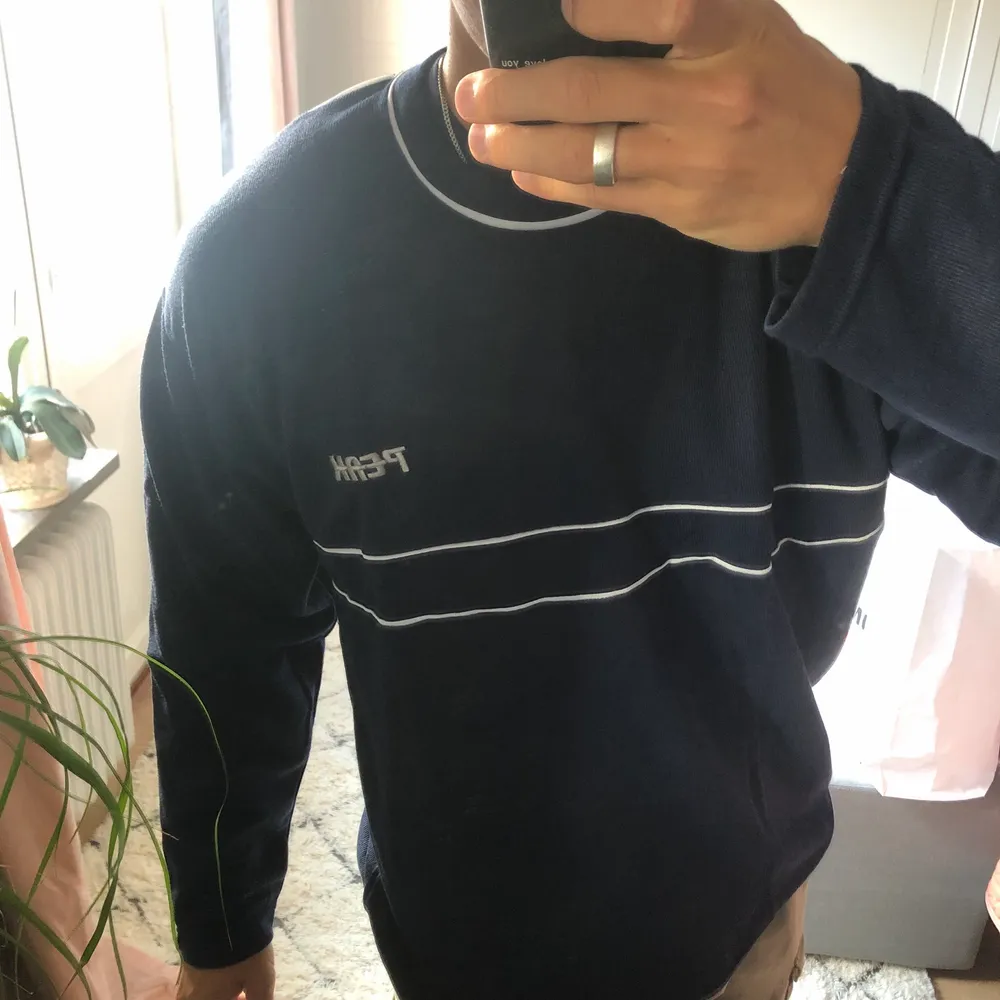 Unika vintage sweatshirts från Peak Performance i extremt bra skick! Storlek L-Xl. Tröjor & Koftor.