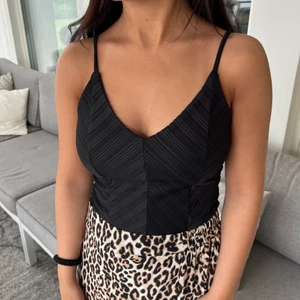 Body  - Svart body med fint mönster. Den har prislappen kvar och är från ”bikbok”. Nypris är 249 kronor men vi säljer den för 40 kronor 💓