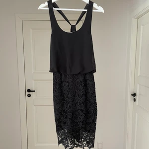 Klänning - Svart finklänning med spetsdetaljer. Använd en gång. Köpt på bubbleroom.