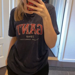 gant tshirt - säljer min killes tröja från gant i storlek 170years🤍🤍