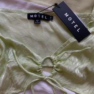 Grön blus/festtopp!! - Uuunderbar festtopp från märktet motel i glittergrön färg som tyvärr är för liten i bysten. Skulle säga att den passar på någon med max C/ D kupa🌹  Justerbar med band fram så passar nog de flesta runtom💞 Helt oanvänd med lapp kvar