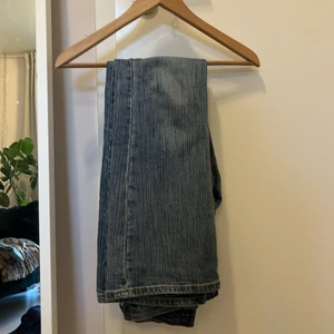 Jeans brandy Melville  - Jeans från brandy Melville med ett ribbat material köpta för 300. Lite skav på banden för bälten. Högmidjade