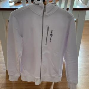 Sail racing hoodie, storlek M - Dax att sälja min sail racing hoodie som bara används 3 gånger.  Tröjan är i storlek M Skick 9/10 Pris går att diskutera vid smidig affär 