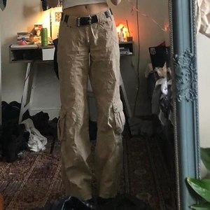 Beigea cargo pants - Assnygga cargo byxor som är köpta secondhand💗 kan diskutera priset!!