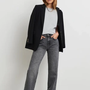 Jeans  - Urtvättade jeans dom är svarta men ser lite gråa ut nypris 600kr