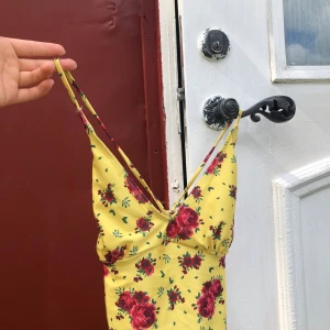 Baddräkt från NA-KD - En blommig baddräkt från NA-KD som går att ställa in i ryggen då banden går korsade snyggt ner! Tyvärr för liten för mig som vanligtvis har xs:(