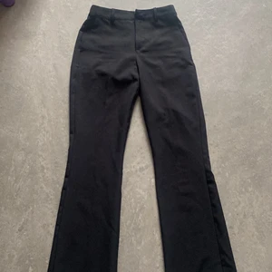 Bik bok kostymbyxor strl 34 - Säljer dessa kostymbyxor från bikbok för att dem inte passar längre och använd fåtal gånger så därför jag säljer dem, kom privat för intresse💗