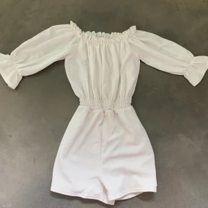 Byxdress  - En super fin byxdress som endast är använd 1 gång🤍 Den har tyvär blivit förliten  Frakt och pris kan diskuteras