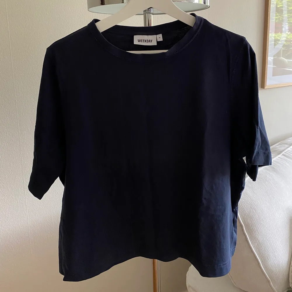 Säljer en mörkblå oversized t-shirt från Weekday i storlek M i bra skick!! Kontakta mig om du har några frågor 🥰 Köparen står för frakt!. T-shirts.
