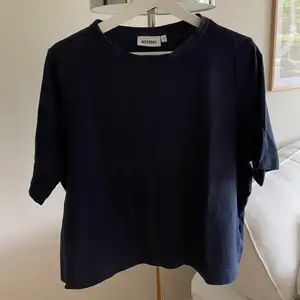 Säljer en mörkblå oversized t-shirt från Weekday i storlek M i bra skick!! Kontakta mig om du har några frågor 🥰 Köparen står för frakt!