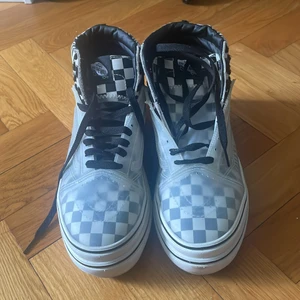  Äkta vans med massa presenter lika mönster - Äkta vans i stolek 40 med massa olika mönster som rutigt och randigt i svart och vit som jag använt en gång. Ena skon är typ o snörad men den är rätt så enkelt att göra det själv. Original pris 1500kr
