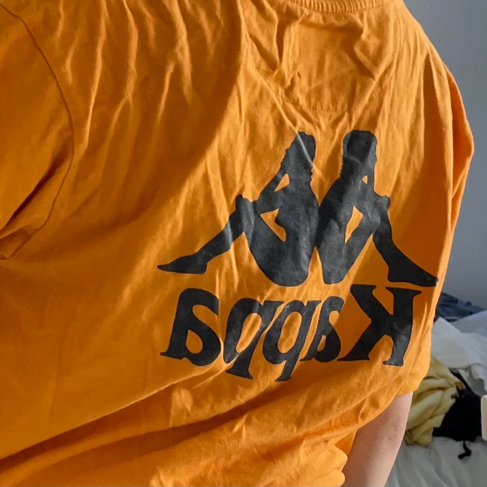 Orange kappa oversize-tshirt, köparen står för frakten på 49kr . T-shirts.