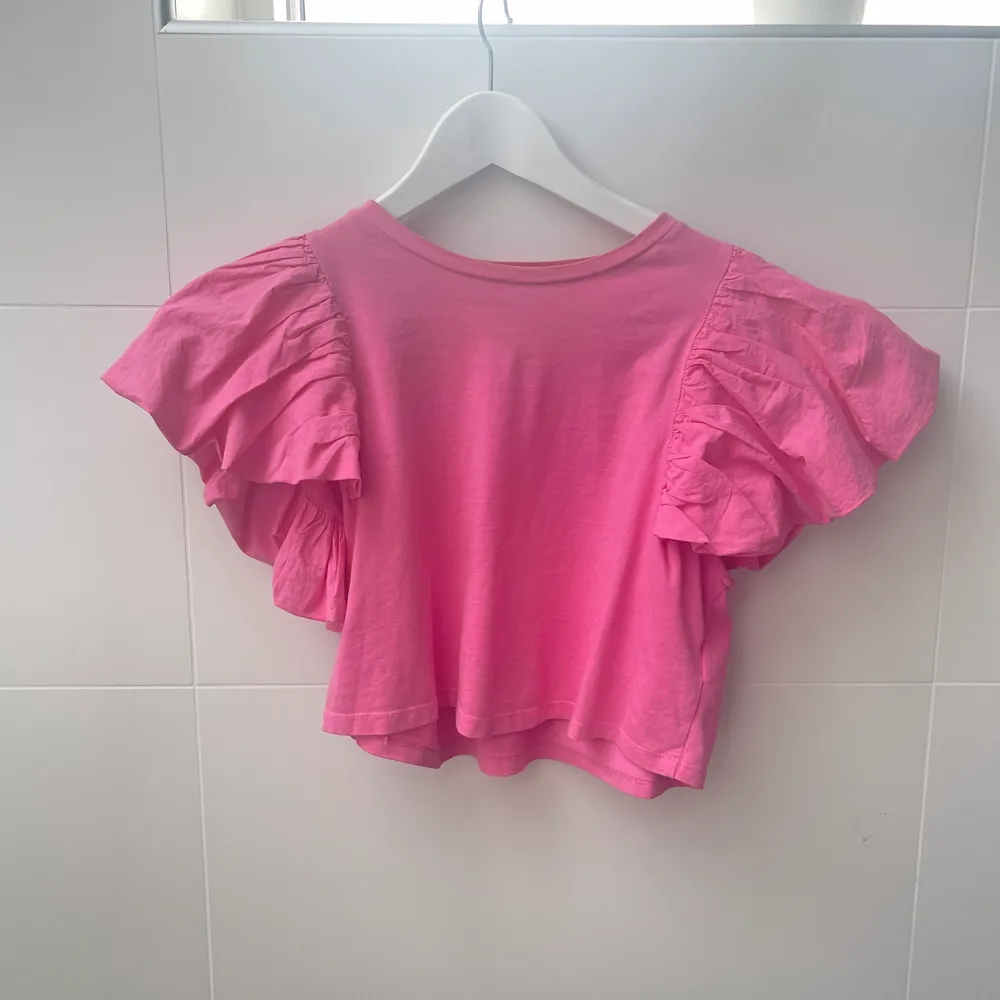 söt croppad tröja me söta armar. rosa från zara. säljs då den tyvärr inte kommer till användning 💗. Toppar.
