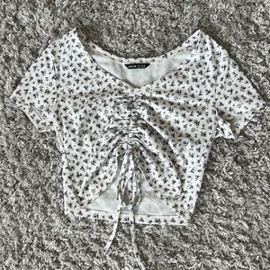 Topp storlek S - Jag säljer denna toppen för att den är för stor, jag köpte den ifrån SHEIN då jag trodde att jag kunde ha S men behöver XS. Aldrig använd och i fint skick ❤️