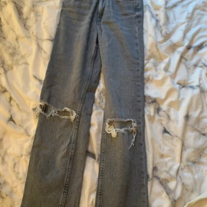 Zara jeans  - Säljer dessa zara jeans i strl 34. Sälj eftersom att de inte längre kommer till användning.