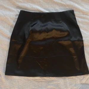 Satinkjol - superfin satinkjol med slits 🖤 storlek. xs💕