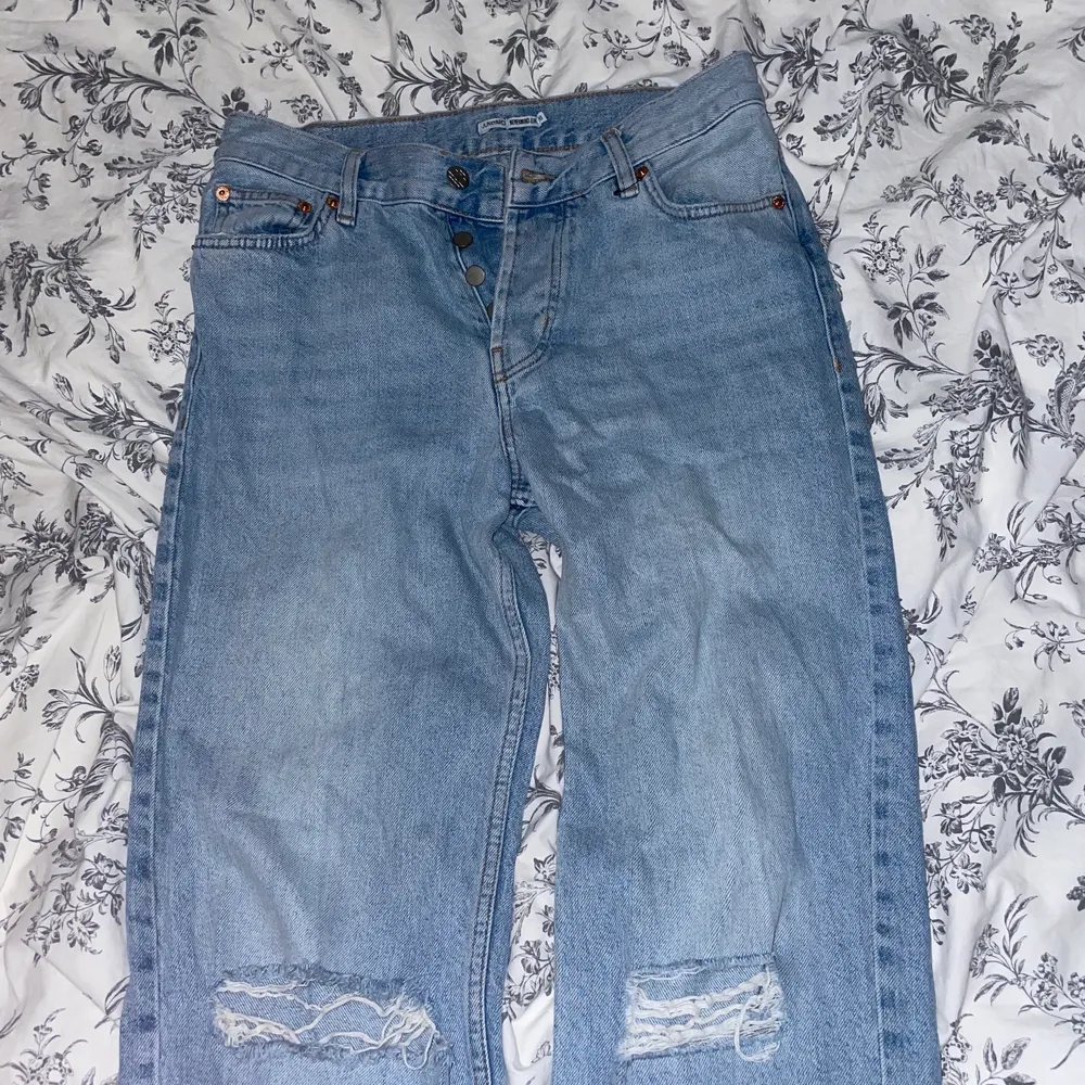Ett par midrise blåa jeans med hål i knäna från junkyard, jättesnygga men kommer tyvärr inte till användning då de är lite för små för mig! Köpare står för frakt💘🐚 pris kan diskuteras🌸. Jeans & Byxor.