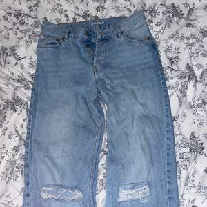 Ett par midrise blåa jeans med hål i knäna från junkyard, jättesnygga men kommer tyvärr inte till användning då de är lite för små för mig! Köpare står för frakt💘🐚 pris kan diskuteras🌸