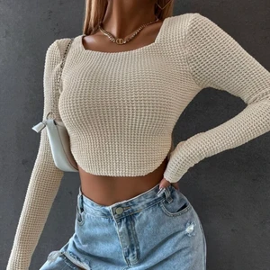 stickad croppad tröja  - nyskick. säljs då de ej kommer till användning tyvärr🥰🥺💗