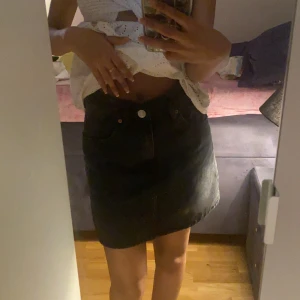 Jeanskjol  - Grå jeanskjol från zara som går vilken topp som helst att de bra ut😍