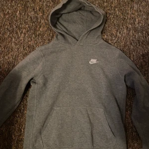 Nike Grå Hoodie  - Ligger hemma och skräpas o ingen användning av den. Inga hål eller liknade har den. Dm för mer bilder.