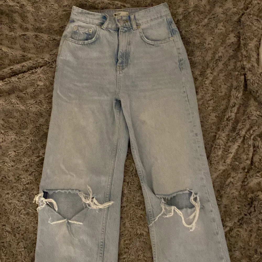 Säljer dessa jeans från Gina Tricot då de inte kommer till användning och de är för stora för mig. Är i bra skick men har några märken ner till men skulle inte säga att det syns. Köpta för 500kr och säljs för 150+frakt. Skriv privat om du har några frågor. Jeans & Byxor.