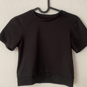 Svart träningströja - Säljer en svart träningströja. Har använt den två gånger 