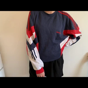 Vintage adidas  - Cool vintage adidas tröja i bra sick med coola detaljer på ärmarna ❤️