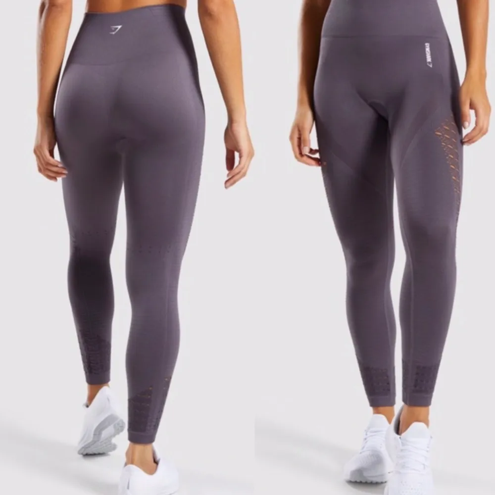 🌸 Gymshark Energy seamless träningsleggings i strl S säljes. Stretchiga och väldigt sköna. Komprimerande och formar kroppen snyggt. Nyskick - knappt använda. Färgen heter ”Slate Lavender” och är en mix av grå/brun/lila typ 🌸. Jeans & Byxor.