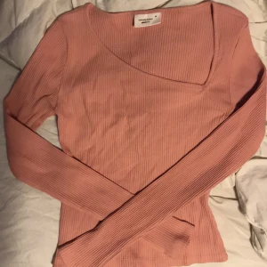 3 gina toppar - Tröja 1: xs tröja 2: xxs tröja 3: xxs. Allihopa är ifrån gina, sista har öppen rygg. Skriv för bild på. Köp alla för 250kr.