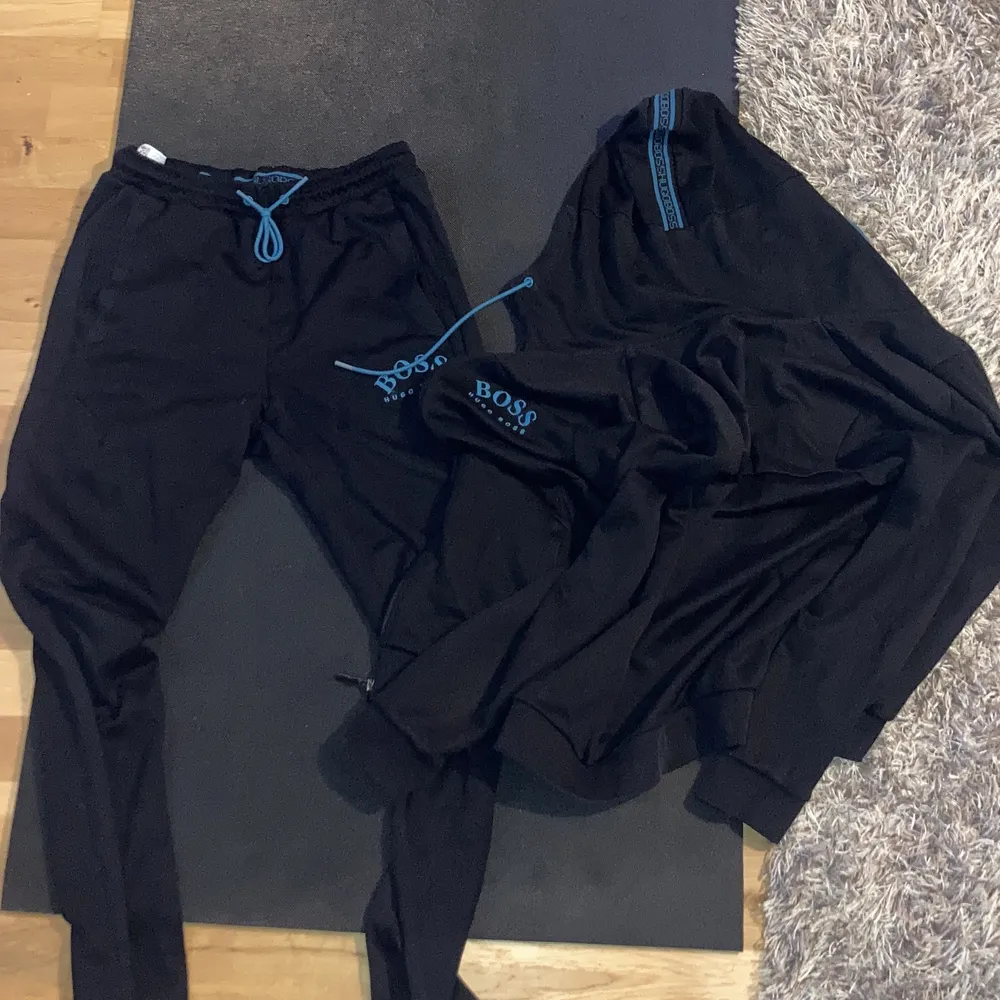 Hugo boss tracksuit blå/svart, KÖPT FÖR 2500kr i emporia på ROOM , väldigt snygg dress, byxor knappt använde och koftan använd då och då, skick 9/10 fantastisk!. Tröjor & Koftor.