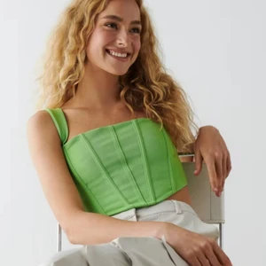 Korsett topp från gina tricot  - helt ny med prislappen kvar. Nypris 300kr 