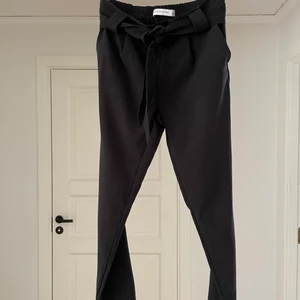 Kostymbyxor - Raka kostymbyxor med knytning i fram. Strl xs, köpta på zalando